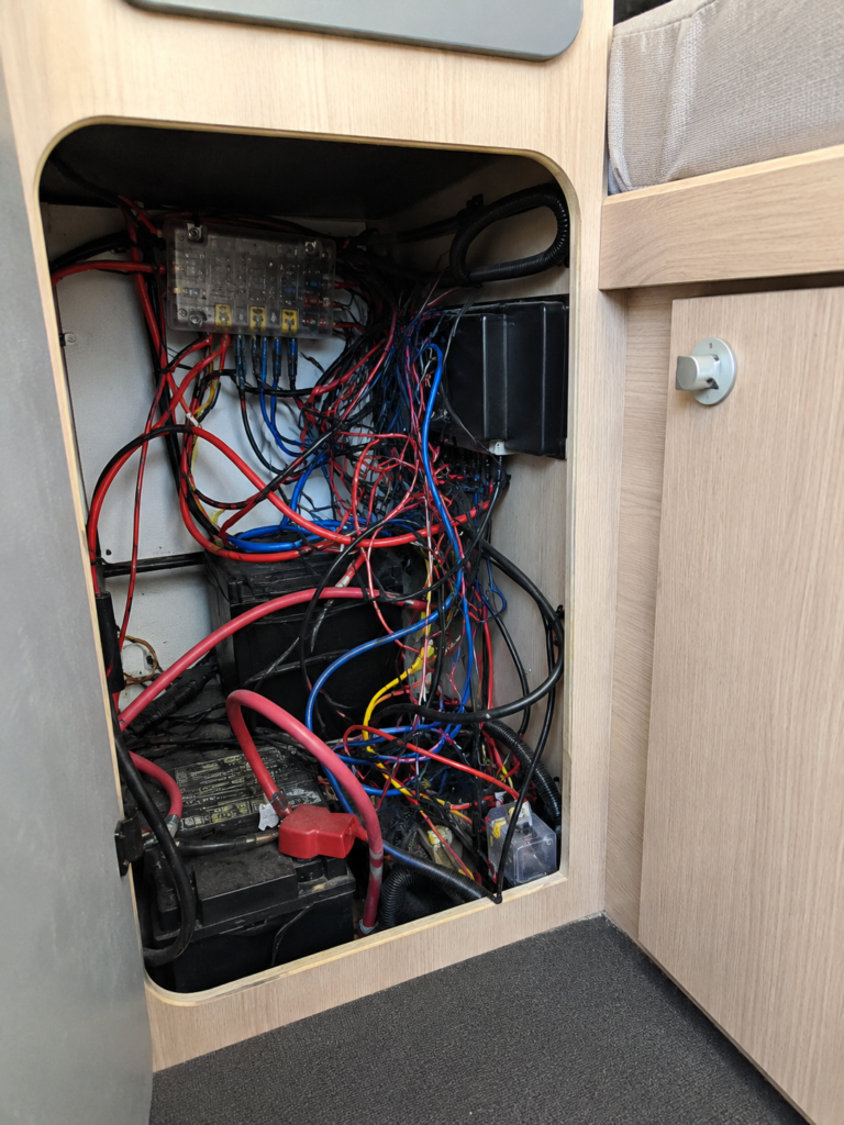 Antes de revisar una instalación eléctrica camper con cables desordenados y sistema eléctrico sin optimizar.