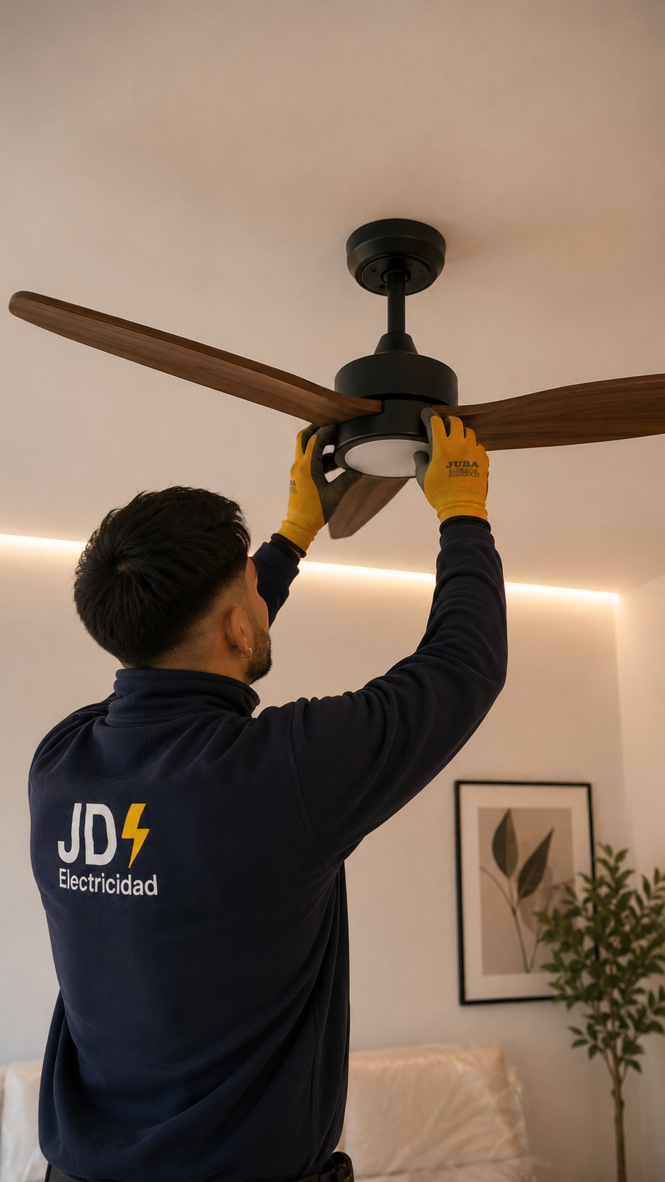 Electricista realizando la conexión de cables de un ventilador de techo en Tarragona