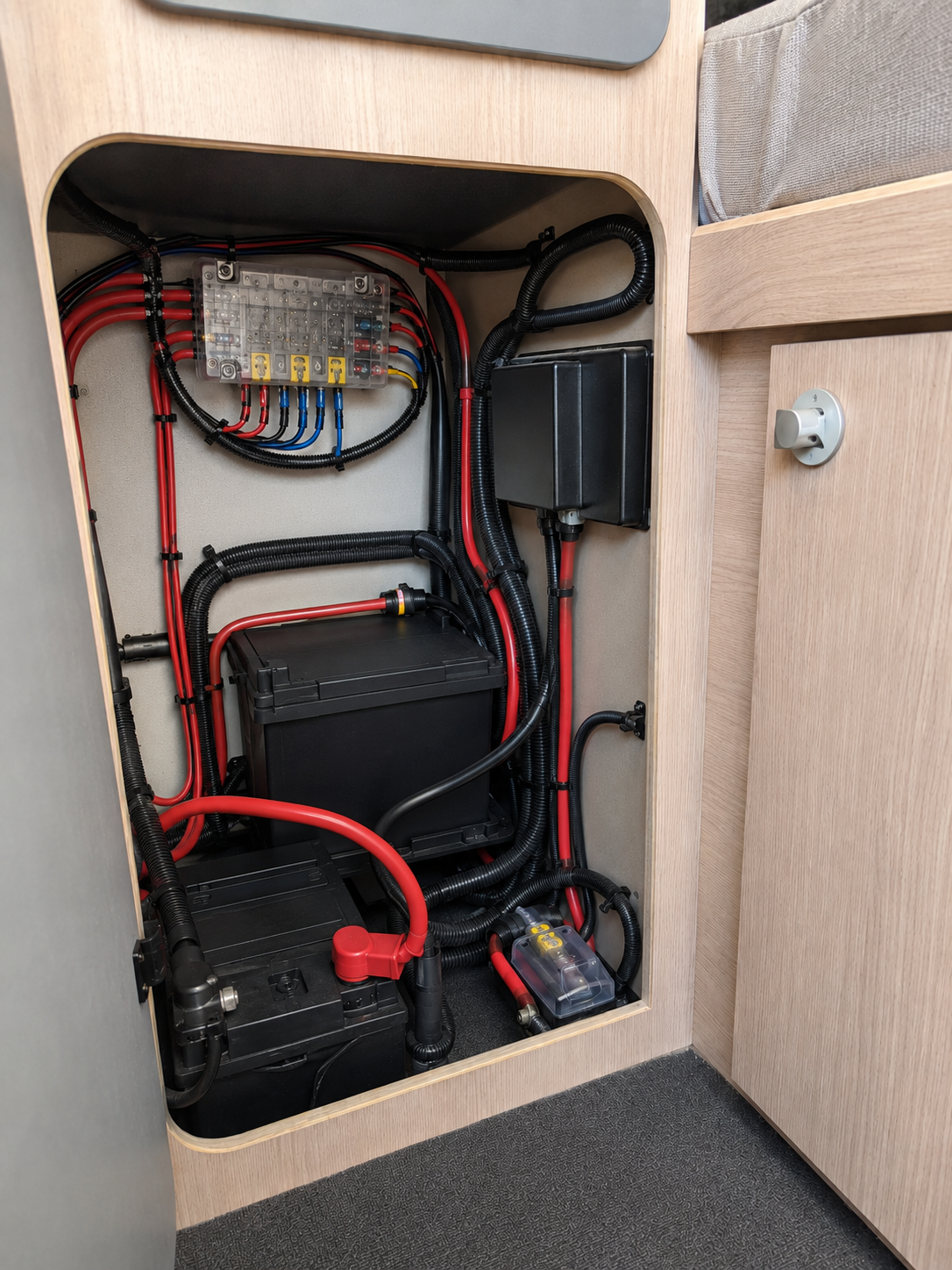 Después de una instalación eléctrica camper ordenada con cableado organizado, fusibles y conexiones seguras.