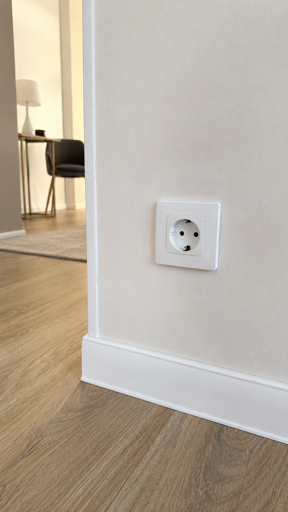 Enchufe interior instalado en pared de vivienda en Tarragona